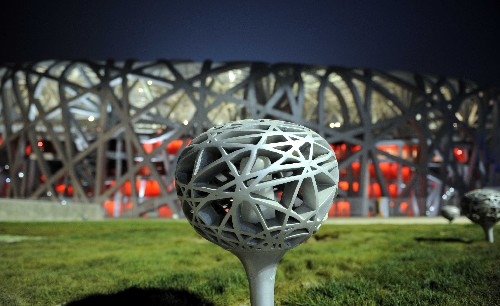 4月17日晚拍攝的國(guó)家體育場(chǎng)(“鳥巢”)前的廣場(chǎng)夜景照明燈。新華社記者 楊磊 攝