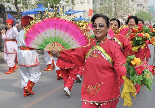 4月18日,北京崇文區(qū)金魚池社區(qū)居民在扭秧歌。新華社記者 羅曉光攝