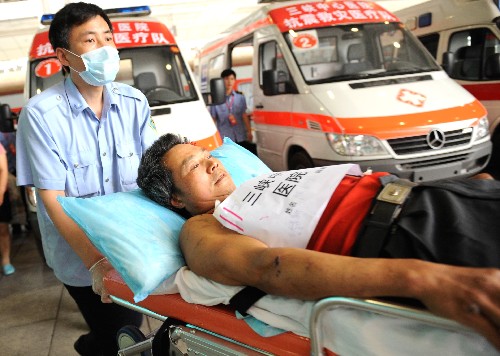 5月19日,傷員被統(tǒng)一抬上救護(hù)車。新華社記者 周衡義 攝