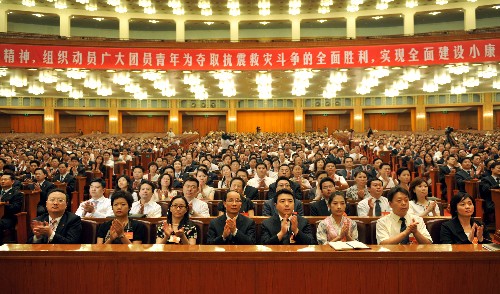 這是共青團(tuán)十六大抗震救災(zāi)英模事跡報(bào)告會(huì)會(huì)場(6月11日攝)。當(dāng)日,共青團(tuán)十六大抗震救災(zāi)英模事跡報(bào)告會(huì)在北京人民大會(huì)堂舉行。新華社記者 陳曉偉 攝