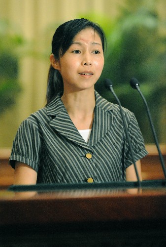 這是陜西省漢中市寧強(qiáng)縣黃壩驛鄉(xiāng)中心學(xué)校教師王敏在報(bào)告會(huì)上發(fā)言(6月11日攝)。新華社記者 陳曉偉 攝