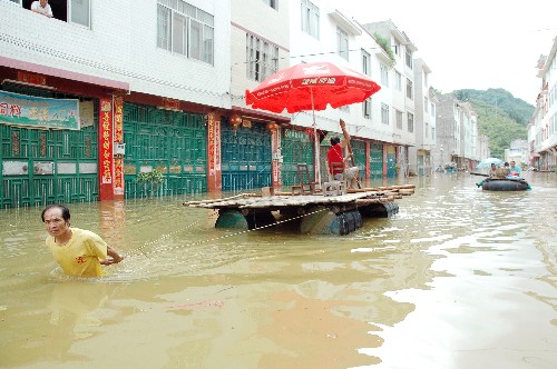 6月12日,在廣西凌云縣邏樓鎮(zhèn),居民用自制的各種船只拖運(yùn)東西。6月7日至10日,廣西自北向南發(fā)生了一次強(qiáng)降雨過程,引發(fā)局部地區(qū)出現(xiàn)洪澇災(zāi)害。截至11日上午,廣西有43個縣(市、區(qū))92.6萬人受災(zāi),各地緊急轉(zhuǎn)移安置24556人,因?yàn)?zāi)死亡6人,失蹤1人。強(qiáng)降雨還造成2400余間房屋倒塌。據(jù)氣象部門預(yù)報,13至14日廣西還將迎來一次較明顯的降雨天氣過程。目前廣西各地正積極采取各種措施搶險救災(zāi),并做好防大汛、抗大洪、搶大險的準(zhǔn)備。新華社記者 向志強(qiáng) 攝