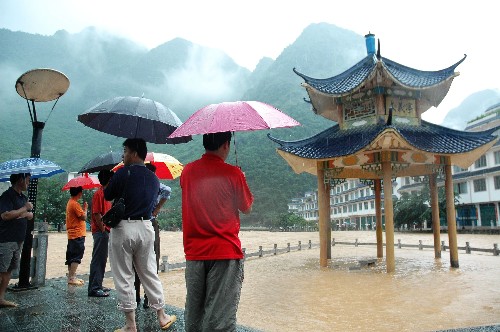 6月12日,在廣西凌云縣街頭,一座亭子的底部已經(jīng)被積水淹沒。新華社記者 向志強(qiáng) 攝