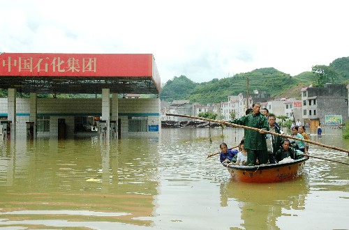 6月12日,廣西凌云縣邏樓鎮(zhèn)部分街道積水已有近2米深,群眾只能乘船往返。新華社記者 向志強(qiáng) 攝