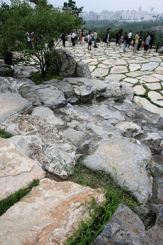 6月17日,市民在北京奧林匹克森林公園山頂向遠(yuǎn)處景色眺望。新華社記者 李明放 攝