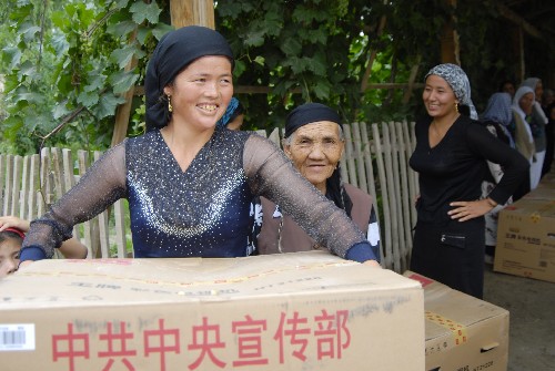 7月10日,新疆阿拉爾市托喀依鄉(xiāng)維吾爾族農(nóng)民阿孜古麗喜領(lǐng)電視機(jī)。今年,中宣部、中央文明辦、國家廣電總局繼續(xù)實(shí)施“電視進(jìn)萬家工程”,向西部地區(qū)的貧困群眾贈送12萬臺彩色電視機(jī),解決西部地區(qū)和邊疆少數(shù)民族地區(qū)貧困群眾看電視難的問題。新華社發(fā)(王志清 攝)