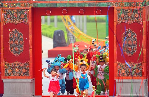 7月27日,2008年北京奧運(yùn)會奧運(yùn)村正式開村,隨著朱紅色的大門徐徐打開,身穿福娃服裝的小朋友們涌出奧運(yùn)村大門。當(dāng)日,2008年北京奧運(yùn)會奧運(yùn)村正式開村,來自200余個國家和地區(qū)的16000名運(yùn)動員和隨隊(duì)官員將陸續(xù)入住。 北京奧運(yùn)村位于奧林匹克公園內(nèi),北鄰森林公園,南接主場館區(qū),環(huán)境優(yōu)美,交通便利,與“鳥巢”的直線距離不超過3公里。奧運(yùn)村分為國際區(qū)、居住區(qū)和運(yùn)行區(qū)三個區(qū)域。國際區(qū)包括升旗廣場和商業(yè)街,居住區(qū)共有運(yùn)動員公寓樓42棟。運(yùn)行區(qū)則設(shè)停車場、歡迎中心、媒體中心、訪客中心、運(yùn)動員班車站和物流中心等配套設(shè)施。奧運(yùn)村聘請了有13屆奧運(yùn)會餐飲服務(wù)經(jīng)驗(yàn)的國際餐飲公司承擔(dān)主餐廳、分餐廳和國際區(qū)咖啡廳的餐飲服務(wù)工作。在接下來一個月的時間里,這里將成為奧運(yùn)選手們在北京的安全、舒適、溫馨的家園,成為全世界文化交流、融合的小小的“地球村”。新華社記者 梁強(qiáng) 攝