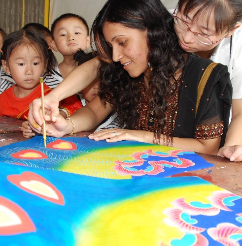 9月7日,山東濰坊奎文外國語幼兒園的外籍教師在中國老師的指導(dǎo)下為風(fēng)箏著色。教師節(jié)臨近,山東濰坊奎文外國語幼兒園的小朋友和他們的外籍教師們一起來到楊家埠,觀摩學(xué)習(xí)民俗風(fēng)箏的扎制、著色和學(xué)包水餃等,感受中國教師節(jié)的氣氛。新華社發(fā)(王立軍 攝)