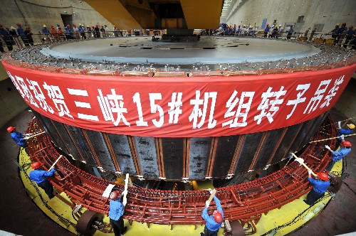 9月8日,建設(shè)者在吊裝三峽右岸電站最后一臺水輪發(fā)電機組轉(zhuǎn)子。三峽工程初步設(shè)計中全部26臺70萬千瓦機組已有25臺投產(chǎn),其中左岸電站14臺機組于2005年9月全部投產(chǎn),右岸電站已有11臺投入發(fā)電。三峽右岸最后一臺機組目前正在加緊安裝,預(yù)計10月底11月初可并網(wǎng)發(fā)電。新華社記者 郝同前 攝
