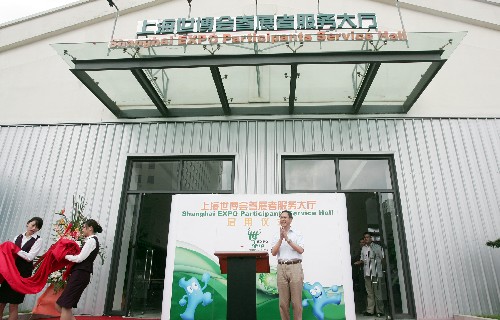 9月8日,中國2010年上海世博會參展者服務(wù)大廳正式啟用。自當(dāng)日起,上海世博會參展者服務(wù)大廳將為前來參展的200多個國家和地區(qū)以及國際組織辦理各項(xiàng)參展事務(wù)。目前已有海關(guān)、出入境管理局、出入境檢驗(yàn)檢疫局、銀行、保險(xiǎn)、消防、財(cái)稅、中國電信、中國移動等16家單位進(jìn)駐服務(wù)大廳辦公。2008年9月8日距中國2010年上海世博會開幕還有600天。新華社記者 任瓏 攝