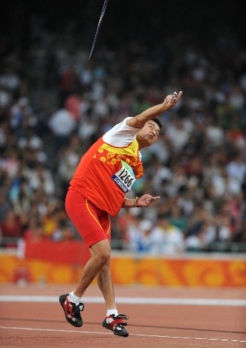 9月8日,中國選手郭偉在北京2008年殘奧會男子標槍F35/36級決賽中,以56米07的成績打破世界紀錄,并獲得冠軍。新華社記者 李尕 攝