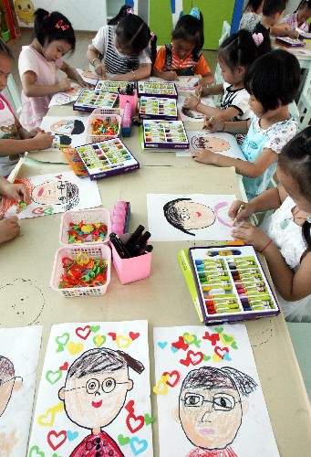 9月8日,小朋友們?cè)诶L制“老師倩影”。當(dāng)日,蘇州市虹橋幼兒園的孩子們通過繪畫的形式,展現(xiàn)自己心中最生動(dòng)、美麗的老師形象,以表達(dá)對(duì)老師的感恩之情和節(jié)日祝福。新華社發(fā)(杭興微 攝)