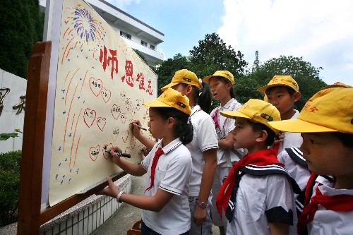9月8日,海山小學(xué)的學(xué)生在校園內(nèi)的“感恩墻”上寫下對(duì)老師的祝福話語(yǔ)。新華社發(fā)(胡社友 攝)