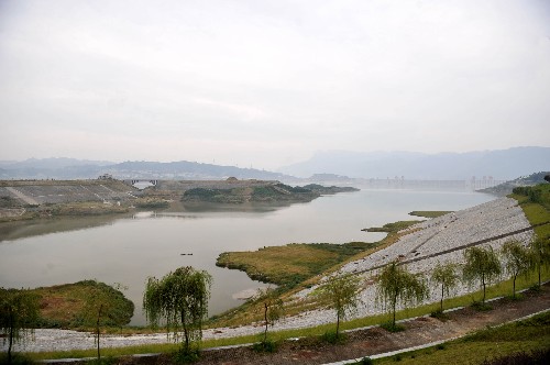 這是經(jīng)過(guò)治理后的三峽大壩上游庫(kù)岸(9月12日攝)。新華社記者 郝同前 攝