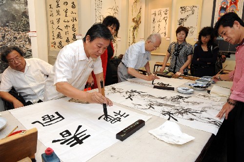 9月12日,“2008琉璃廠中秋筆會”在京城文化名街琉璃廠宏寶堂舉行,北京各界書畫家現(xiàn)場揮毫潑墨,共慶佳節(jié)。新華社記者 張旭 攝