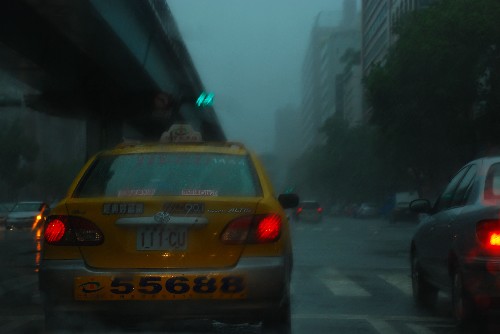 9月13日,臺(tái)北市區(qū)車輛冒著暴雨行進(jìn)。新華社記者 陳鍵興 攝
