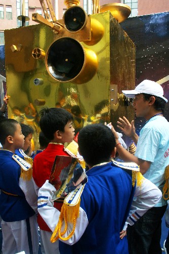 9月20日,一名志愿者向?qū)W生講解嫦娥一號(hào)衛(wèi)星相關(guān)知識(shí)。新華社發(fā)