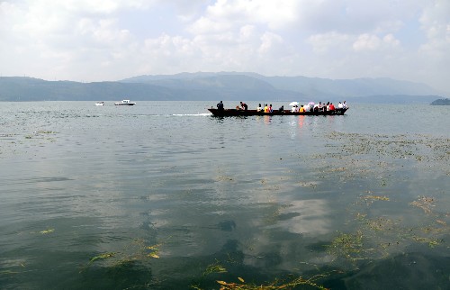 9月20日,相關(guān)工作人員乘船考察陽宗海水質(zhì)情況。云南“九大高原湖泊”之一、連續(xù)6年水質(zhì)保持優(yōu)良的陽宗海近日出現(xiàn)砷含量超標(biāo),水體嚴(yán)重污染已經(jīng)降為劣五類水質(zhì)。 2008年6月,環(huán)保部門監(jiān)測到陽宗海水體砷濃度出現(xiàn)異常波動,經(jīng)初步確定,陽宗海水體砷污染主要來源是云南澄江錦業(yè)工貿(mào)有限公司。據(jù)了解,該公司違反國家有關(guān)規(guī)定,未建生產(chǎn)廢水處理設(shè)施,大量含砷廢水在廠內(nèi)循環(huán),由于沒有進行防滲處理,多年積累的砷污染物逐步滲漏釋放,污染地下水,導(dǎo)致陽宗海水體嚴(yán)重污染。目前云南省已經(jīng)采取積極措施處理該事件,但陽宗海水質(zhì)要恢復(fù)到Ⅲ類至少需要三年時間。新華社記者 秦晴 攝