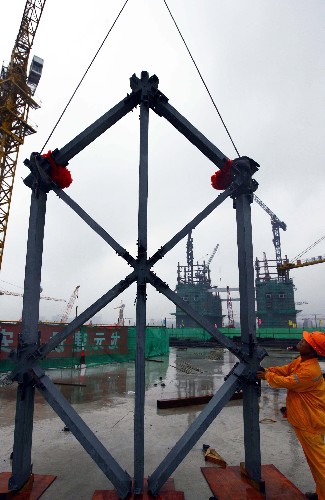 9月26日上午,施工人員準(zhǔn)備起吊世博軸工程的陽光谷鋼結(jié)構(gòu)。這標(biāo)志著世博軸工程建設(shè)進(jìn)入全面施工階段。 世博軸工程是2010年上海世博會(huì)園區(qū)的中央交通景觀軸線,為上海世博會(huì)永久性建筑之一。它不僅是連接園區(qū)內(nèi)中國館、主題館、世博中心、演藝中心四大場館及周邊兩條軌道交通線的主要通道,同時(shí)也是世博會(huì)的主要出入口。世博軸工程是2010年上海世博會(huì)園區(qū)內(nèi)最大的單體工程,會(huì)后將發(fā)展成集商業(yè)服務(wù)、餐飲娛樂、交通換乘、會(huì)展服務(wù)等多功能的特大型交通商業(yè)綜合體。新華社記者 任瓏 攝