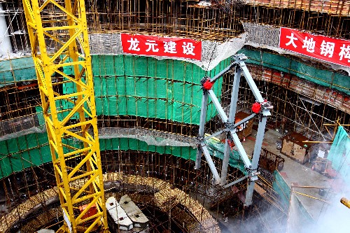 9月26日上午,施工人員開始吊裝世博軸工程的陽光谷鋼結(jié)構(gòu)。新華社記者 任瓏 攝