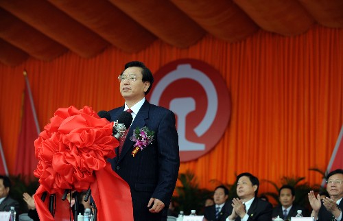9月26日,中共中央政治局委員、國務(wù)院副總理張德江宣布蘭渝鐵路開工。當(dāng)日,橫跨甘川渝三省市的鐵路交通大動脈蘭渝鐵路在蘭州市沙井驛正式開工建設(shè)。蘭渝鐵路是連接我國西北與西南的重要鐵路干線,由鐵道部和甘肅省、四川省、重慶市合資建設(shè),項目估算總投資774億元,計劃建設(shè)工期6年。蘭渝鐵路建成后,蘭州與成都、重慶的鐵路運輸距離將由現(xiàn)在的1172公里和1466公里,分別縮短至836公里和820公里,客車運行時間由現(xiàn)在的17.5小時和22小時縮短為7.5小時和6.5小時。新華社記者 韓傳號 攝