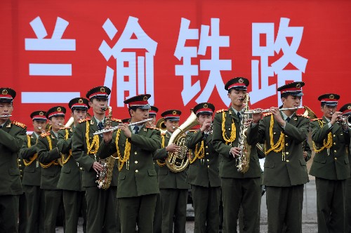 9月26日,軍樂隊在蘭渝鐵路開工動員大會上演奏。新華社記者 韓傳號 攝