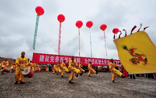 9月26日,演員在蘭渝鐵路開工動員大會現(xiàn)場表演太平鼓。新華社記者 韓傳號 攝