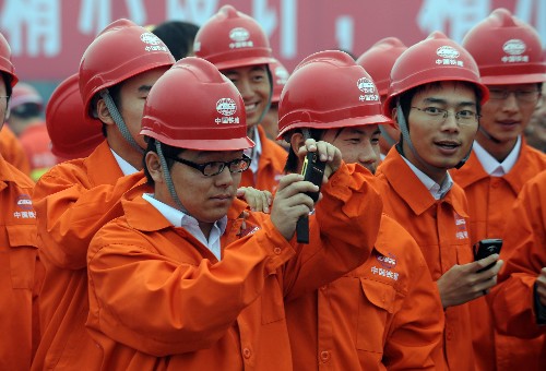 9月26日,參加蘭渝鐵路建設(shè)的工程人員在開工動員大會現(xiàn)場拍照留念。 新華社記者 韓傳號 攝