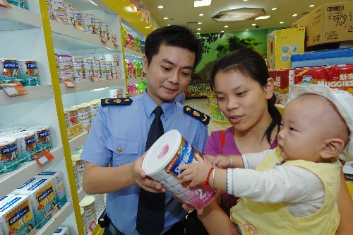 9月28日,重慶市工商局江北區(qū)分局工商執(zhí)法人員在轄區(qū)內(nèi)某商場(chǎng)的嬰幼兒放心奶粉專區(qū),向消費(fèi)者介紹如何通過商品標(biāo)識(shí)選購(gòu)合格奶粉。 日前,重慶市工商行政管理局全面加強(qiáng)奶制品市場(chǎng)監(jiān)管力度,通過對(duì)市場(chǎng)流通領(lǐng)域的奶制品生產(chǎn)批次逐批查驗(yàn)、上架商品隨機(jī)抽查和抽檢、走訪消費(fèi)者等多種措施,確保老百姓能夠買到“放心奶”。新華社記者 劉潺 攝