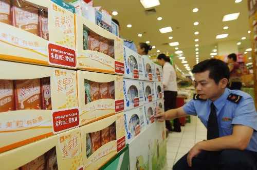 9月28日,重慶市工商局江北區(qū)分局工商執(zhí)法人員在轄區(qū)內(nèi)某商場(chǎng)對(duì)貨架上的新包裝液態(tài)奶制品進(jìn)行檢查。新華社記者 劉潺 攝