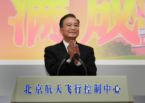 9月28日,中共中央政治局常委、國務(wù)院總理溫家寶在北京航天飛行控制中心觀看神舟七號載人飛船回收實況。這是飛行任務(wù)圓滿成功后,溫家寶宣讀中共中央、國務(wù)院、中央軍委賀電。新華社記者 龐興雷 攝
