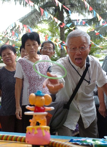 10月7日,一位老人在玩套圈游戲。當(dāng)日是中華民族尊老敬老的傳統(tǒng)節(jié)日——重陽節(jié),海口市舉辦了豐富多彩的敬老游園活動,各種文藝表演和趣味游戲讓參加活動的老年人喜笑顏開。新華社記者 郭程 攝