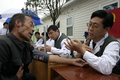 10月7日,北京對口支援醫(yī)療隊的醫(yī)生在給一名孤老義診。當(dāng)日是中國傳統(tǒng)的重陽節(jié),北京對口支援四川什邡市指揮部工作人員和西部計劃志愿者來到什邡市社會福利救助中心,給生活在這里的老人們送去重陽禮物——義診、糧油和文藝表演。新華社記者 葉建平 攝