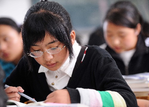 10月8日,云南省迪慶藏族自治州藏文中學(xué)的高三女學(xué)生才仁拉姆正在上藏文課。新華社記者 藺以光 攝