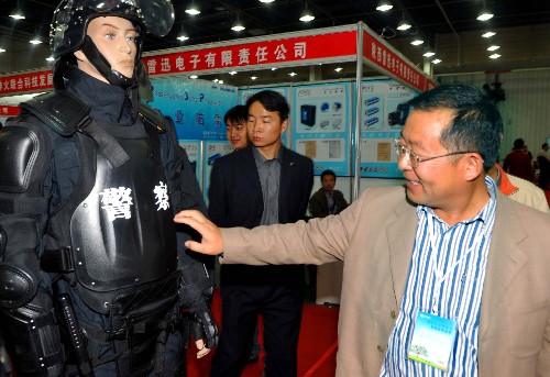 10月10日,幾位客商在觀看警用防護(hù)用品。當(dāng)日,2008烏魯木齊(中亞)國際社會(huì)公共安全產(chǎn)品暨警用反恐技術(shù)裝備博覽會(huì)在烏魯木齊市國際博覽中心召開。本次展會(huì)共有來自國內(nèi)外的100多家企業(yè)參展,展品包括安全防范產(chǎn)品、警用反恐特種裝備、安檢設(shè)施設(shè)備等。新華社記者 趙戈 攝