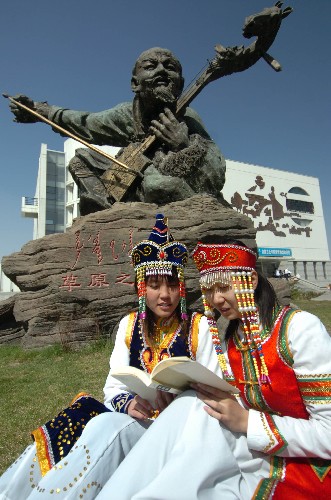 兩名學生在內(nèi)蒙古大學圖書館前看書(2007年4月26日攝),隨著經(jīng)濟的發(fā)展,內(nèi)蒙古各族人民接受教育水平逐步提高。新華社記者 任軍川 攝