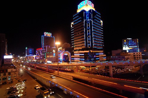 這是內(nèi)蒙古自治區(qū)首府呼和浩特市夜景(2007年5月1日攝)。新華社記者 任軍川 攝