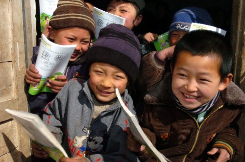 內(nèi)蒙古清水河縣宏河鎮(zhèn)小學的幾名學生在展示新課本(2006年2月28日攝)。2006年內(nèi)蒙古自治區(qū)率先免除農(nóng)村牧區(qū)義務教育階段的學雜費。新華社記者 任軍川 攝