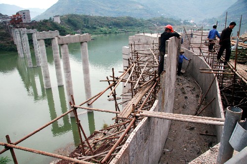 10月28日,重慶云陽新南溪大橋正在加緊建設(shè),預(yù)計明年6月竣工。新華社發(fā)(饒國君 攝)