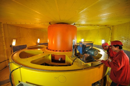 10月29日,工作人員在對(duì)三峽工程右岸電站15號(hào)發(fā)電機(jī)組進(jìn)行檢查。當(dāng)日9時(shí),三峽右岸最后一臺(tái)發(fā)電機(jī)組——右岸電站第15號(hào)機(jī)組完成72小時(shí)試運(yùn)行,在進(jìn)行完常規(guī)檢查后,它將正式并網(wǎng)發(fā)電。據(jù)介紹,在試運(yùn)行過程中,15號(hào)機(jī)組震動(dòng)、擺動(dòng)、噪聲、溫度等指標(biāo)均達(dá)到了國產(chǎn)機(jī)組最好水平,機(jī)組安裝質(zhì)量全面達(dá)到了三峽優(yōu)良標(biāo)準(zhǔn)。 三峽電站是世界最大的水電站,設(shè)計(jì)安裝26臺(tái)70萬千瓦水輪發(fā)電機(jī)組。其中,左岸電站14臺(tái)機(jī)組,均已投產(chǎn)發(fā)電;右岸電站12臺(tái)機(jī)組中有8臺(tái)全國產(chǎn)化機(jī)組。新華社記者 郝同前 攝