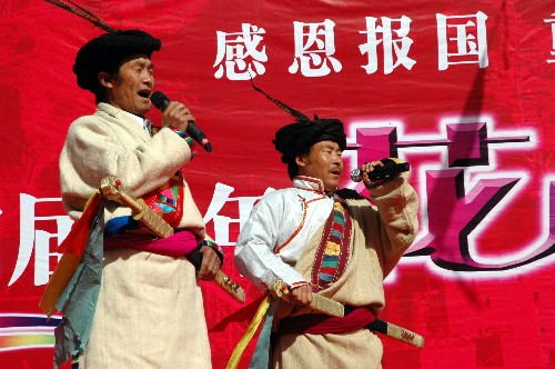 10月28日,四川阿壩藏族羌族自治州理縣“桃坪羌寨”的群眾放歌迎接羌?xì)v新年。新華社發(fā)