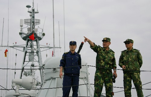 10月29日,解放軍駐港部隊(duì)副司令員王郡里(中)在導(dǎo)彈護(hù)衛(wèi)艇上指揮駐港部隊(duì)參與搜救演習(xí)。新華社記者 周磊 攝