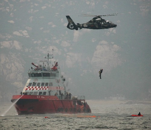 10月29日,解放軍駐港部隊(duì)直升機(jī)將“失事飛機(jī)成員”救起,準(zhǔn)備送往駐港部隊(duì)導(dǎo)彈護(hù)衛(wèi)艇接受緊急救治。新華社記者 周磊 攝