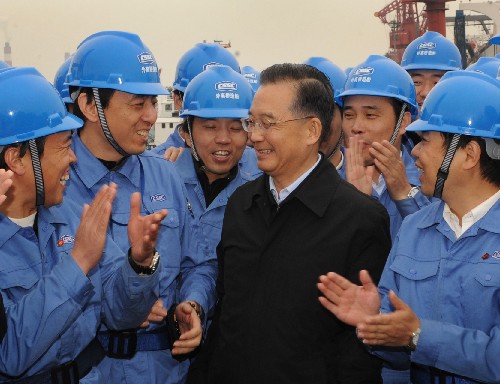 11月22日,溫家寶總理在上海外高橋造船有限公司考察時(shí)與工人們?cè)谝黄稹?1月21日至23日,中共中央政治局常委、國(guó)務(wù)院總理溫家寶在浙江、上??疾旃ぷ?。新華社記者 馬占成 攝