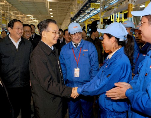 11月22日,溫家寶總理在上海汽車(chē)集團(tuán)公司乘用車(chē)分公司考察。新華社記者 馬占成 攝
