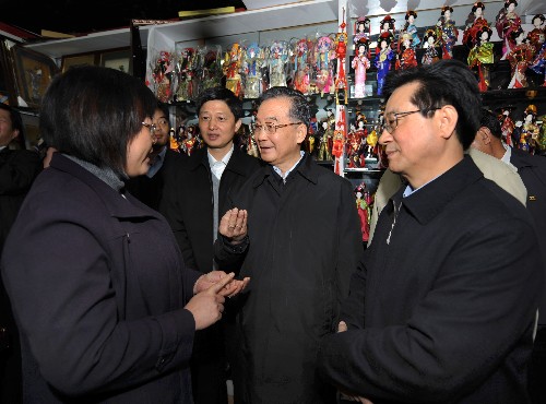 11月21日,溫家寶總理在浙江義烏國(guó)際商貿(mào)城考察時(shí)向商戶了解市場(chǎng)變化情況。新華社記者 馬占成 攝