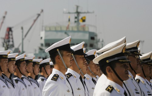 11月25日,輪換進(jìn)港的海軍部隊(duì)官兵登上海軍基地昂船洲碼頭后列隊(duì)。當(dāng)日,中國人民解放軍駐香港部隊(duì)陸??杖姴糠纸ㄖ茊挝缓脱b備開始進(jìn)行正常輪換。這是駐港部隊(duì)進(jìn)駐香港后第十一次大規(guī)模輪換行動(dòng)。新華社記者 周磊 攝
