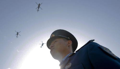 11月25日,空軍出港編隊(duì)的直升機(jī)從駐軍石崗機(jī)場(chǎng)起飛,離開香港。新華社記者 周磊 攝