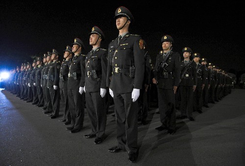 11月25日凌晨,輪換進(jìn)港和出港的陸軍官兵在新圍軍營進(jìn)行交接儀式。新華社記者 周磊 攝