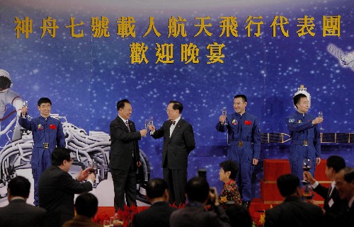 12月5日,香港特區(qū)行政長官曾蔭權(quán)(中)在晚宴上向代表團團長——中國載人航天工程副總指揮張建啟祝酒。 當(dāng)日,神舟七號載人航天飛行代表團抵達香港,展開為期4天的訪問并出席香港特區(qū)政府的歡迎晚宴。新華社記者 周磊 攝